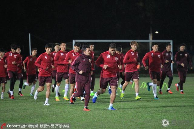 李东涛因为没权限查看卡主身份，也无法确定马岚到底是谁，而且，出于对黑金卡主人的尊重，他只能办业务，想到这，他无比恭维的说：您确定要转219亿，到这张工商银行卡里对吗？马岚急不可耐的说道：我确定，你墨迹什么呢？赶紧的。